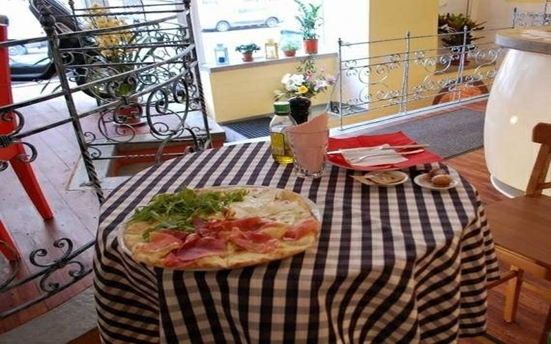 снимок интерьера Кафе Италия на 3 мест Краснодара